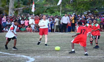 President Joko Widodo Plays Football with Students in Biak Numfor, Papua