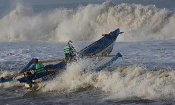 BMKG: Waspada Gelombang Tinggi 2,5 Meter di Perairan Aceh & Sumut