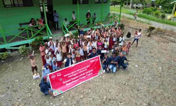 Telkomsel Serahkan Ratusan Pasang Sepatu Hasil Donasi Poin Pelanggan untuk Pelajar di Papua