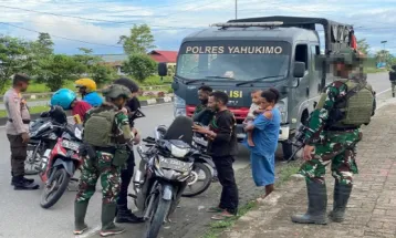 Anggota TNI dan Polri Perkuat Sinergi Amankan Wilayah Sokamu Papua