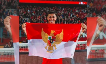 Respek! Mees Hilgers Rayakan Kemenangan FC Twente dengan Foto Bersama Bendera Indonesia