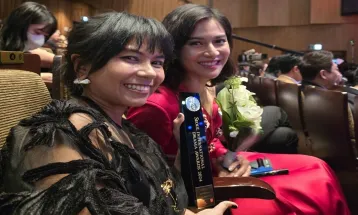 Senyum Dian Sastrowardoyo Usai Gadis Kretek Menang Best Miniseries di Seoul International Drama Awards 2024