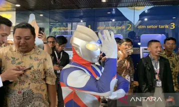 Anggota DPR Dapil Jawa Tengah Hadiri Pelantikan Pakai Kostum Unik Ultraman