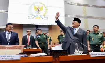 Prabowo Heads to DPR Accompanied by Immediate Family