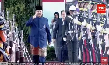 Prabowo-Gibran Arrives at the MPR/DPR Building, Wearing Traditional Betawi Attire