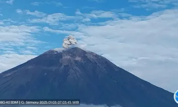 Gunung Semeru Terus Alami Erupsi, Letusan Setinggi 700 Meter