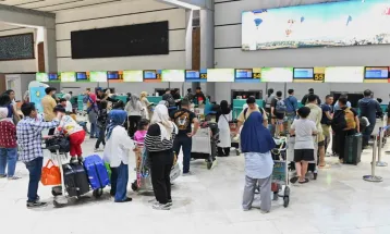 Domestic Flight Ticket Prices Drop by 13-14 Percent During Eid, Says Minister of Transportation